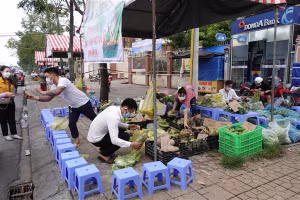 Một điểm bán hàng “Mang chợ ra phố” tại quận Ninh Kiều.