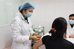 Tất cả tình nguyện viên tiêm Nanocovax giai đoạn 2 đều an toàn.