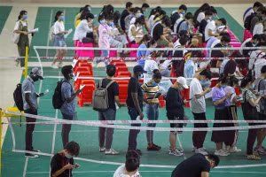 Sinh viên Trường ĐH Y Hải Nam, Trung Quốc xếp hàng chờ tiêm vắc-xin.