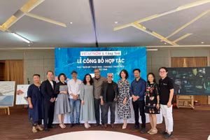 Các họa sĩ, nhà sưu tập tại lễ công bố hợp tác giữa Cổng Trời và Viet Art Now.