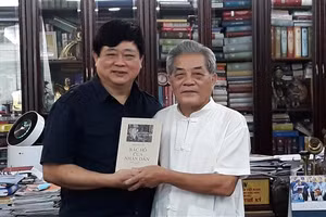 Tổng Giám đốc Đài Tiếng nói Việt Nam Nguyễn Thế Kỷ (trái) và tác giả.