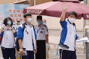 Thí sinh xếp hàng vào điểm thi tại Bắc Kinh, Trung Quốc.