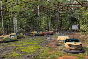 Tàn tích của một khu vui chơi dành cho thiếu nhi trước đây tại Chernobyl.