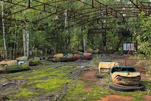 Tàn tích của một khu vui chơi dành cho thiếu nhi trước đây tại Chernobyl.