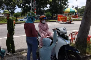 Nhiều HS theo ba mẹ di chuyển đến chốt kiểm dịch giáp ranh Đà Nẵng – Quảng Nam nhưng không đủ điều kiện qua chốt do thiếu giấy tờ.