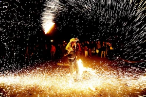 Vui vẻ hội nhảy lửa Chaharshanbe suri