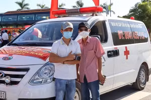 Hình ảnh ông Đặng Tri Thông cùng con trai Đặng Minh Trí.