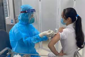 Nhân viên y tế tại Bệnh viện Bệnh Nhiệt đới Trung ương được tiêm vắc-xin Covid-19 của AstraZeneca ngày 8/3. 