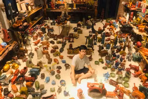 Nghệ nhân Nguyễn Tấn Phát giữa đàn trâu nghệ thuật mới hoàn thành.