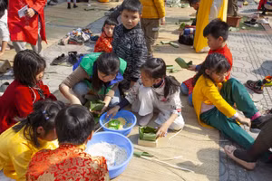 Học sinh Trường Tiểu học Trung Tự thi gói bánh chưng.