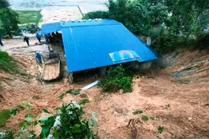 Đất sạt lở, phủ lấp căn nhà chị Nguyễn Thị Loan (thôn Tượng Sơn, xã Sơn Hàm, huyện Hương Sơn).