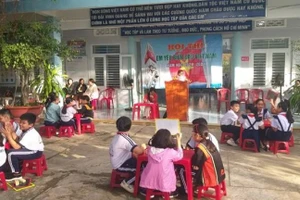 Học sinh Trường Tiểu học Ninh Hiệp 3 sinh hoạt ngoại khóa tuyên truyền về biển đảo.