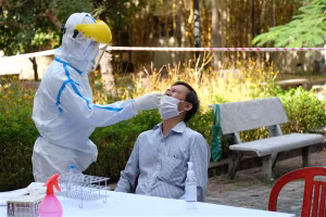 Xét nghiệm Covid-19 cho các cán bộ làm công tác phục vụ Kỳ thi tốt nghiệp THPT năm 2020. Ảnh tư liệu