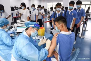 Học sinh Trung Quốc tiêm vắc-xin phòng Covid-19.