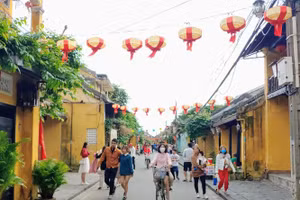 Du khách tham quan ở phố cổ Hội An (tỉnh Quảng Nam). 