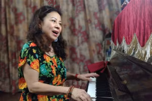 Ca sĩ Bích Việt luyện giọng bên cây đàn piano.