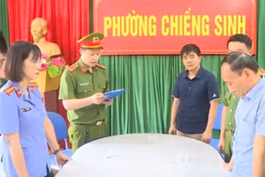 Ngô Phúc Thái (ngoài cùng bên phải) - Chủ tịch HĐQT, Giám đốc Công ty Cổ phần xây dựng Thanh Tâm bị khởi tố, bắt giam về tội Lừa đảo chiếm đoạt tài sản.