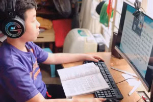 Học sinh thích ứng với cách học mới một cách nghiêm túc.