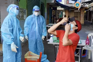 Người dân được hướng dẫn cách tự lấy mẫu. Ảnh: Trung tâm Kiểm soát Bệnh tật TP Hồ Chí Minh (HCDC).