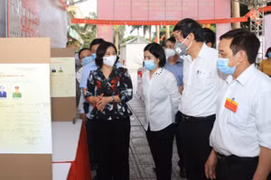 Bà Nguyễn Thị Tuyến kiểm tra công tác chuẩn bị bầu cử tại huyện Thanh Trì.