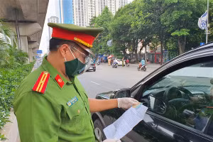 Trong thời gian giãn cách xã hội tại TP Hà Nội thì người dân tham gia giao thông phải xuất trình giấy đi đường. 