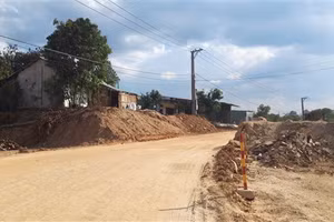 Quốc lộ 24 thi công khiến cuộc sống của người dân bị đảo lộn.