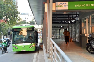 Buýt nhanh BRT lèo tèo khách vẫn chạy.