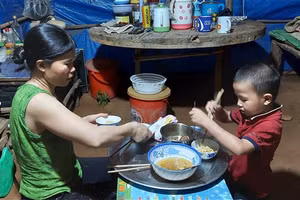 Bữa tối của mấy mẹ con chị Đặng Thị Liễu chỉ là gói mì tôm và vài miếng thịt còn sót lại từ trưa.