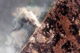 Cột khói bốc ra từ nhà máy điện hạt nhân Fukushima sau thảm họa năm 2011.