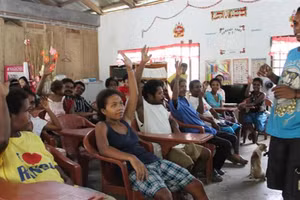 Các nhà nghiên cứu giải thích công việc của họ tại một cộng đồng ở Philippines.