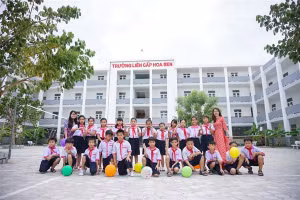 Cô trò Trường liên cấp Hoa Sen Ninh Thuận.