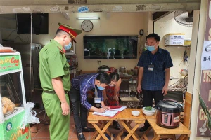 Công an phường Phúc Xá (Ba Đình) tuyên truyền nhắc nhở chủ cơ sở kinh doanh thực hiện nghiêm Công điện số 11.