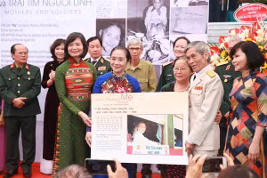 Nghệ sĩ nhiếp ảnh Trần Hồng trao tặng 90 bức ảnh về Mẹ Việt Nam cho Bảo tàng Phụ nữ Việt Nam tháng 10/2020.