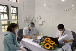 Triển khai tiêm chủng tại Trung tâm Y tế huyện Kim Thành (Hải Dương). Ảnh: Bộ Y tế cung cấp.