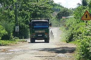 Nhiều xe chở đá có dấu hiệu quá tải trọng lưu thông trên tuyến đường dân sinh.