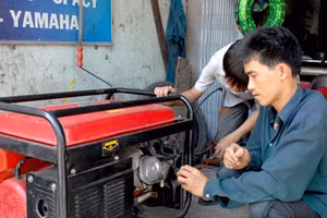 Vận hành máy phát điện gia đình.
