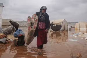 Hàng nghìn trẻ em có nguy cơ bỏ học sau lũ lụt.