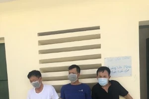 Ba đối tượng bị lực lượng CSHS Công an TP Phúc Yên bắt giữ điều tra hành vi dàn cảnh các tình huống giao thông để trộm cắp tài sản của tài xế....