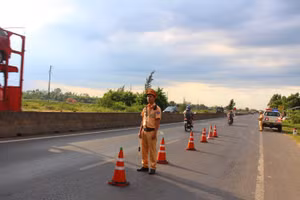 Lực lượng CSGT làm nhiệm vụ trên Quốc lộ 1A.