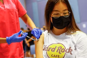 Học sinh 15 tuổi người Tây Ban Nha tiêm vắc-xin vào tháng 8.