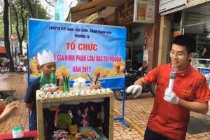 Nguyễn Vạn Tiến thường phối hợp tổ chức các hoạt động tuyên truyền phân loại rác thải cho trẻ em. Ảnh: NVCC