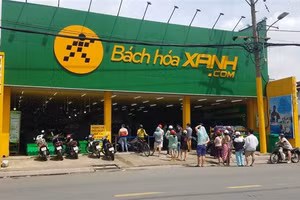 Hiện nay, việc mua nhu yếu phẩm của người dân vẫn khá hạn chế khi chỉ có hệ thống Bách Hóa Xanh và vài chuỗi siêu thị khác cung ứng, khiến tình trạng xếp hàng vẫn thường xuyên xảy ra.