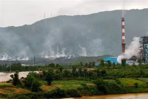 Khói bốc lên từ bãi thải mỏ than Nông Sơn gây hôi thối nồng nặc.