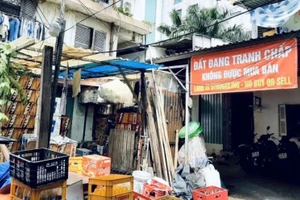 Người dân tại khu tập thể Vinafood 2 căng băng rôn cảnh báo khu đất đang có tranh chấp.