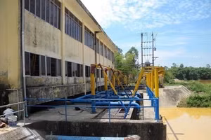 Nguồn nước thô tại cửa thu của Nhà máy nước Cầu Đỏ diễn biến phức tạp và đã vượt ngưỡng 1.000mg/l.