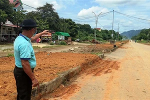 Ông Nguyễn Trung Chính (71 tuổi), ở khu phố Ngọc Sơn, thị trấn Ngọc Lặc chỉ về con đường dở dang đã hơn một thập kỷ qua.