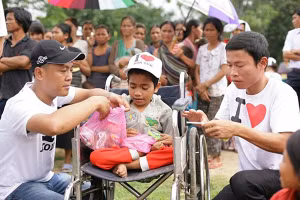 Anh Trần Văn Cao Sang (bên trái) trong một lần thiện nguyện, hỗ trợ những hoàn cảnh khó khăn