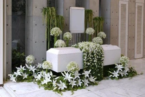Người Nhật tiễn người đã khuất bằng hoa tươi theo cách cực kỳ lộng lẫy 
