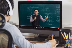 Du học sinh học online tại quê nhà vì không được nhập cảnh vào Nhật Bản.