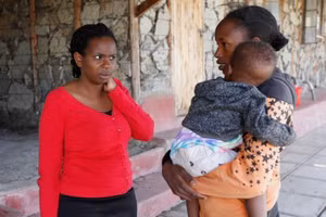 Nữ sinh vừa chăm con vừa tiếp tục học tập.